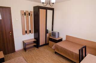 Гостиница Уралочка Челябинск Номер четвертой категории (Эк. 2х.м. удобства на 4 номера)-2