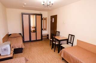 Гостиница Уралочка Челябинск Номер четвертой категории (Эк. 3х м. удобства на 4 номера)-1