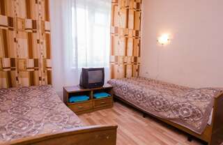 Гостиница Уралочка Челябинск Номер четвертой категории (Эк. 2х. м. удобства на 2 номера)-2